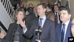 Presidente Sírio, Bashar al-Assad falando a TV pouco depois de ter votado no referendo que abre as as vias para o estabelecimento do sistema multipartidário, mas que no entanto deixa intacto os seus poderes