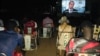 Des étudiants à la projection des films, Koudougou, le 1er mai 2021.
