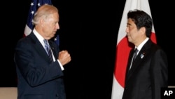 美国副总统拜登（左）和日本首相安倍晋三7月26日在新加坡的双边会谈中。