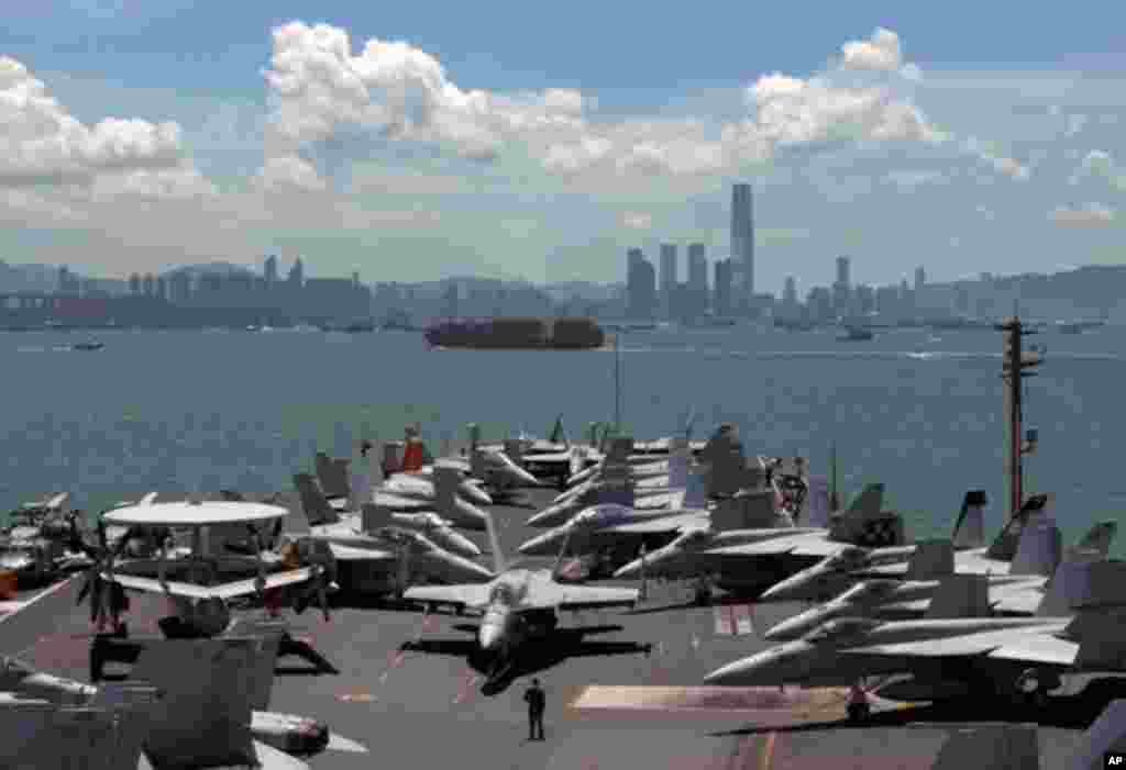 2012年7月10日,美国乔治·华盛顿号航母在香港港口访问。