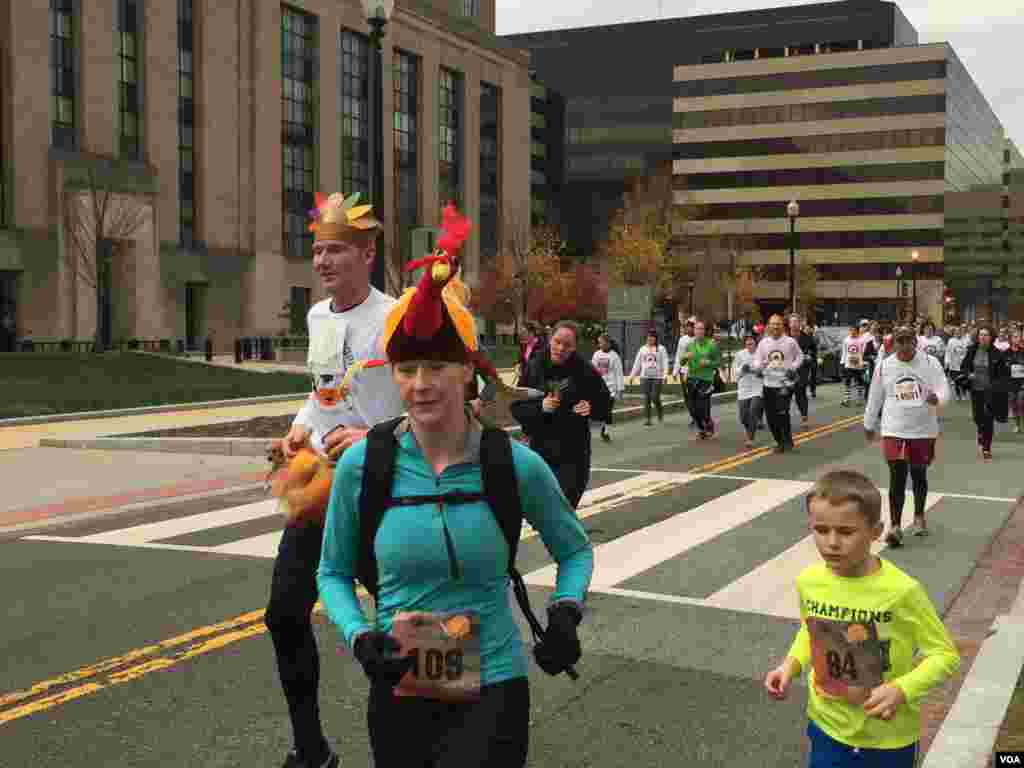 Lomba lari Hari Thanksgiving untuk kampanye melawan kelaparan di Washington, DC (24/11).