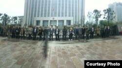 几十位维权律师在江苏省靖江市法院外抗议拘留王全章(网络图片/刘卫国推特)