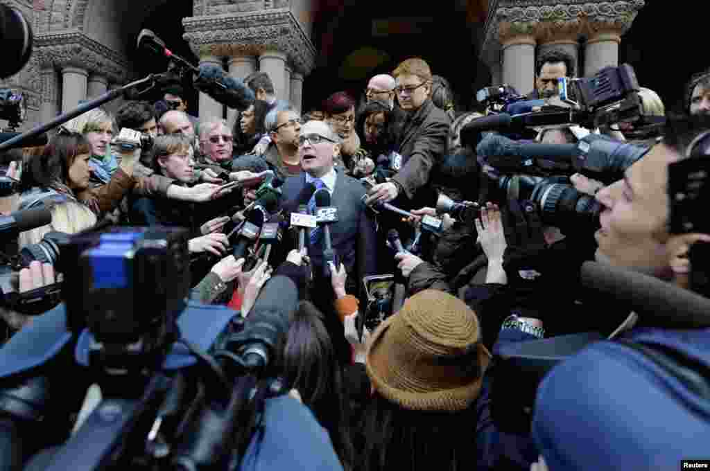 John Norris (tengah), Pengacara tersangka teror Kanada, Raed Jaser (35 tahun), berbicara kepada media di luar pengadilan di kota Toronto.
