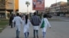 Um caminho incerto para o futuro. Jovens estudantes caminham pelas ruas de Benguela. Angola (Foto de arquivo)