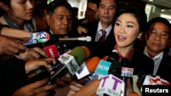 Mantan PM Thailand Yingluck Shinawatra memberikan keterangan kepada para wartawan setibanya di gedung parlemen sebelum mengikuti sidang legislatif di Bangkok (9/1). 