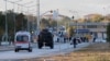 Hêzên Ewlekariyê û Ambulans diçin Kahramankazan, ku 40 kilometers (25 îlan) ji navenda Enqerê dûre ciyê ku êrîşa çekdarî li wir pêkhatî.