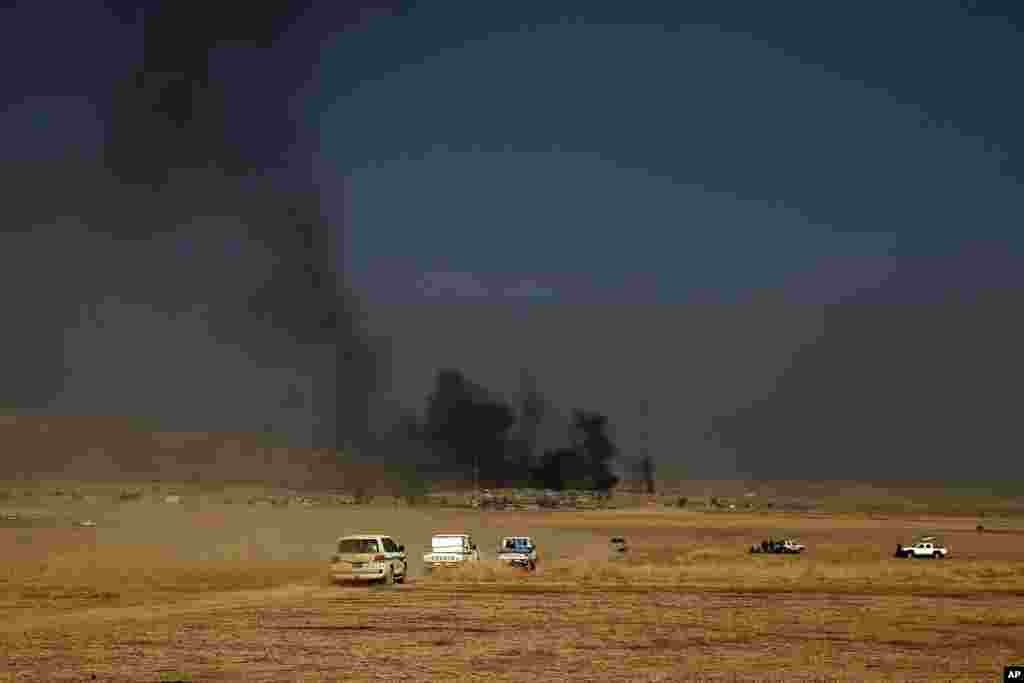 Konvoi pasukan Kurdi-Irak (Peshmerga) di Khazer, sekitar 30 kilometer sebelah timur Mosul, untuk memulai operasi menggempur ISIS.