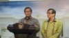 Sekretaris Kabinet Pramono Anung dan Menkumham Yasonna Laoly menjelaskan soal revisi undang-undang pemberantasan terorisme di kantor Presiden di Jakarta, 21 Januari 2016 (Foto: VOA/Andylala)