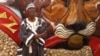 Moustapha Thiombiano, devant sa télé, TVZ Africa à Ouagadougou, Burkina Faso. (VOA/Lamine Traoré)