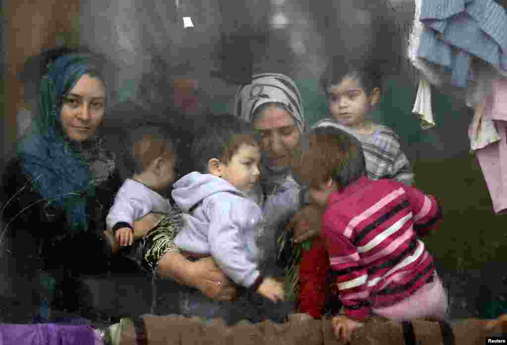 Pengungsi Suriah antri pembagian makanan di kamp pengungsi, yang dilakukan oleh relawan Palang Merah Bulgaria di Sofia.