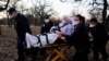 Des ambulanciers transportent une femme de 87 ans qui avait été exposée à la maladie COVID-19 à Meeker, Oklahoma, aux États-Unis, le 20 décembre 2020. 