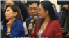 中国第一财经记者梁相宜朝“美国记者”张慧君翻白眼引爆社交网络 (视频截图)