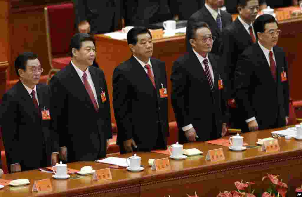 从左至右，中纪委书记贺国强、国家副主席习近平、政协主席贾庆林、人大委员长吴邦国和国家主席胡锦涛出席中共18大。（2012年11月14日）