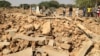 Au total, 21 îlots sont détruits et plus 1000 ménages sont sans abris à Ndingangali, dans un quartier de N'Djamena, au Tchad. (VOA/André Kodmadjingar)