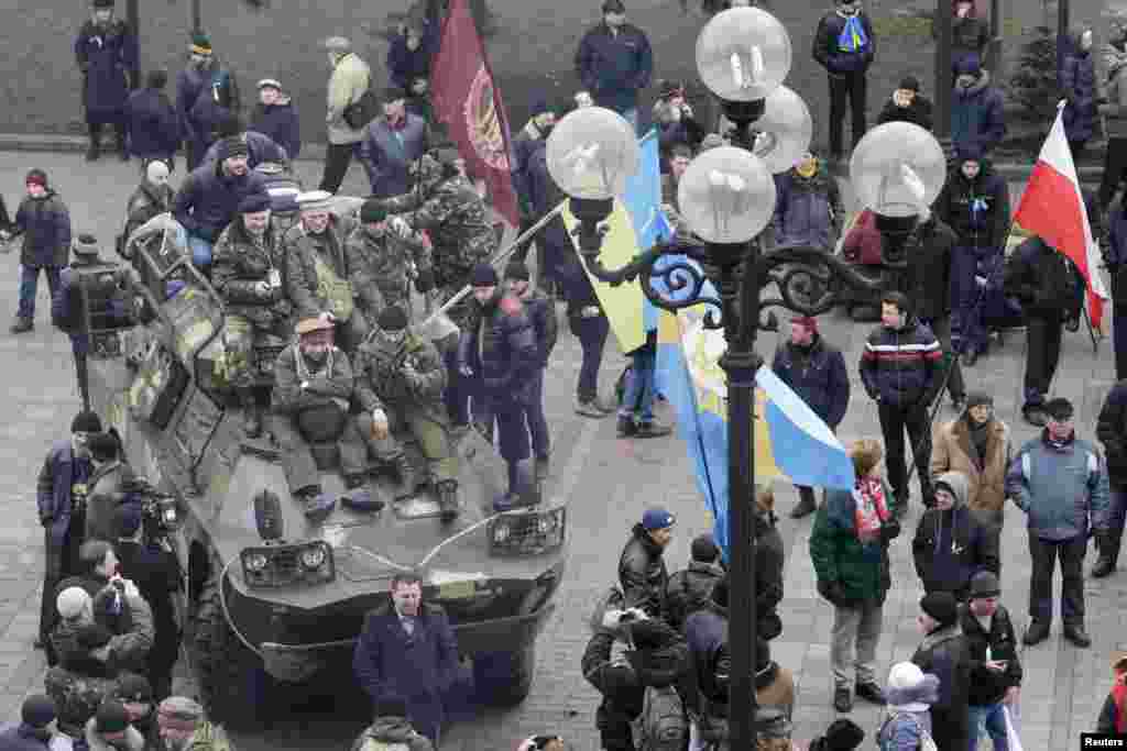 Demonstran anti-Yanukovych berkumpul di luar gedung parlemen di Kyiv, 27 Februari 2014.