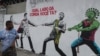 Un hombre pasa frente a un grafitti en que aparecen representados el presidente Jair Bolsonaro, el coronavirus y médicos. En un texto se lee: "¿De qué lado estás tú?
