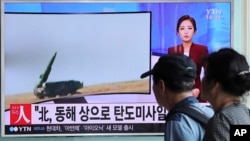 북한이 탄도미사일 3발을 동해상으로 발사한 5일, 한국 서울역에 설치된 대형TV에 관련 뉴스가 나오고 있다.