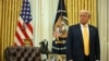 Президент США Дональд Трамп во время церемонии в Овальном кабинете Белого дома. 21 февраля 2025 года. (фото Jim Watson/AFP)
