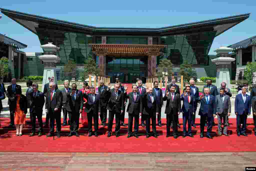 在北京雁栖湖国际会议中心,出席“一带一路”国际合作高峰论坛的各国领导人合影(2017年5月15日)