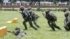 FILE - Tentara Taiwan mengikuti sesi pelatihan militer di Taichung, Taiwan, 28 Juni 2024. Perdana Menteri Taiwan Cho Jung-tai mengatakan pada 17 Juli 2024, bahwa pulau itu bersedia mengeluarkan lebih banyak uang untuk keamanannya sendiri.