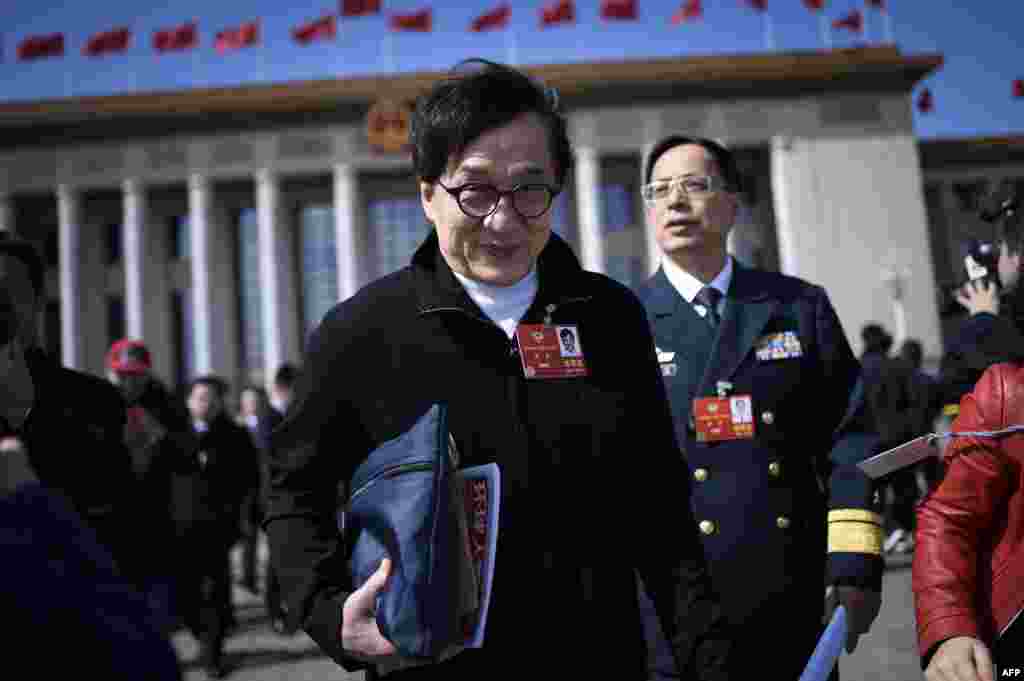 2018年3月15日,香港演员成龙在中国人民政治协商会议闭幕式后离开北京人民大会堂。网上“ 爱简课 ”的文章说。在“开学第一课”节目中,成龙“ 讲述了自己追逐梦想的历程。请成龙做嘉宾合适吗?毫不犹豫的说成龙在事业上是成功的,但在家庭、教育方面以及私德方面,他是失败的,一个儿子吸毒,自己对私生女不闻不问的父亲,这样的人真的合适吗? ”