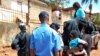 La police arrête une vingtaine de femmes à la fin d’une manifestation de l’opposition à Yaoundé, Cameroun, 9 mars 2018. (VOA/Emmanuel Jules Ntap).