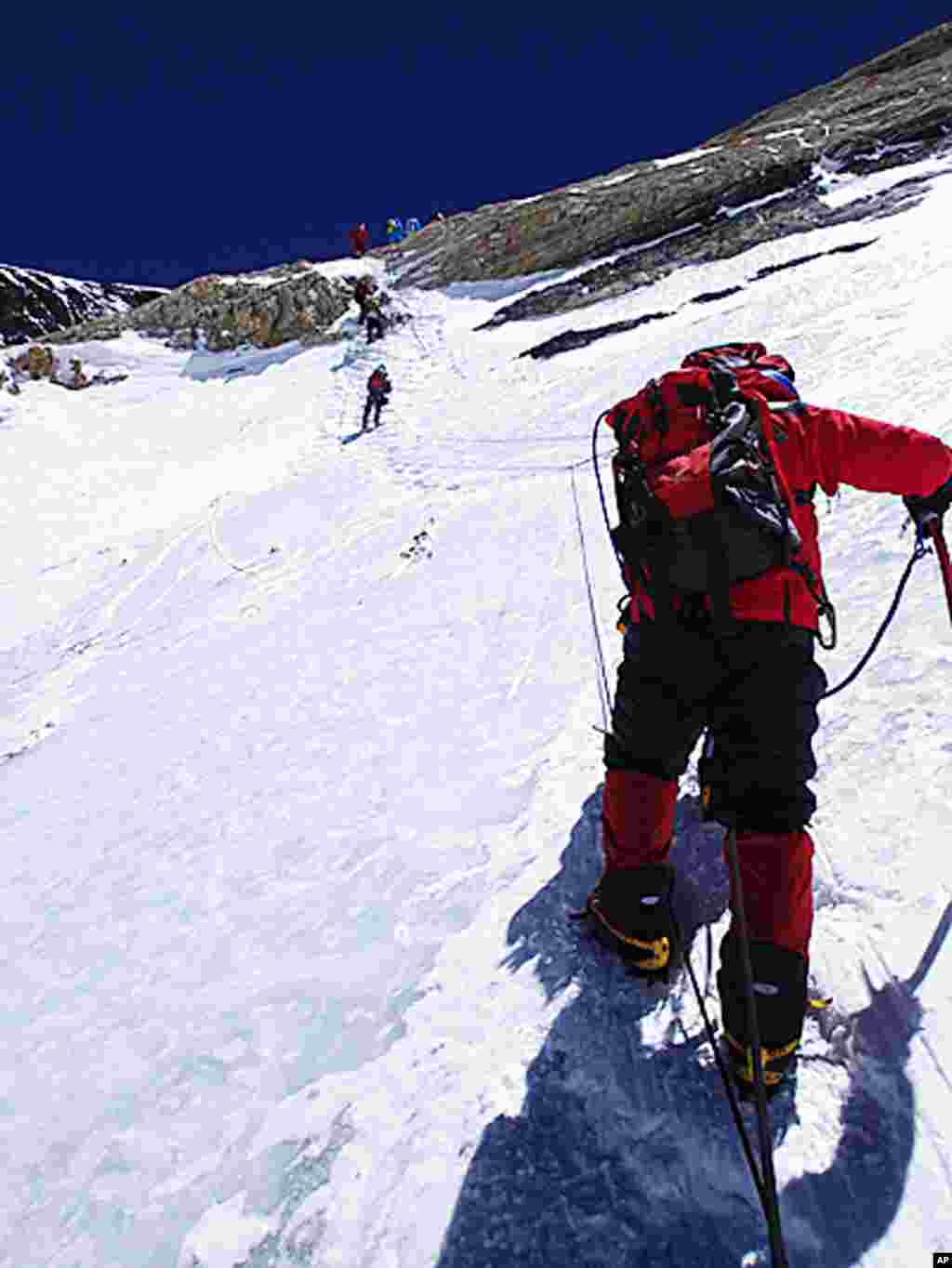 Yuichiro Miura mendaki menuju kamp yang berada di ketinggian 8.000 meter dalam upayanya mencapai puncak Gunung Everest (21/5). (AP/Miura Dolphins)