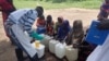 Un agent du MSF traite l'eau avec du chlore dans un village au Tchad, 21 septembre 2017. (VOA/André Kodmadjingar)