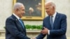 Presiden AS Joe Biden (kanan) menjabat tangan Perdana Menteri Israel Benjamin Netanyahu dalam pertemuan di Gedung Putih, Washington, DC, pada 25 Juli 2024. (Foto: AFP/Jim Watson)