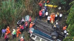 危地馬拉一輛巴士墜橋造成至少55人死亡