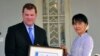 ကနေဒါ နိုင်ငံခြားရေး ဝန်ကြီး John Baird က ၂၀၁၂ ခုနှစ်မှာ မြန်မာနိုင်ငံကို လာရောက်ပြီး ဂုဏ်ထူးဆောင် ကနေဒါ နိုင်ငံသား လက်မှတ်ကို ဒေါ်အောင်ဆန်းစုကြည်ကို ပေးအပ်။ 
