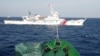 在离越南海岸210公里的南中国海上，从一艘越南海岸警卫队的船上看附近的中国海警船。（2014年5月14日）