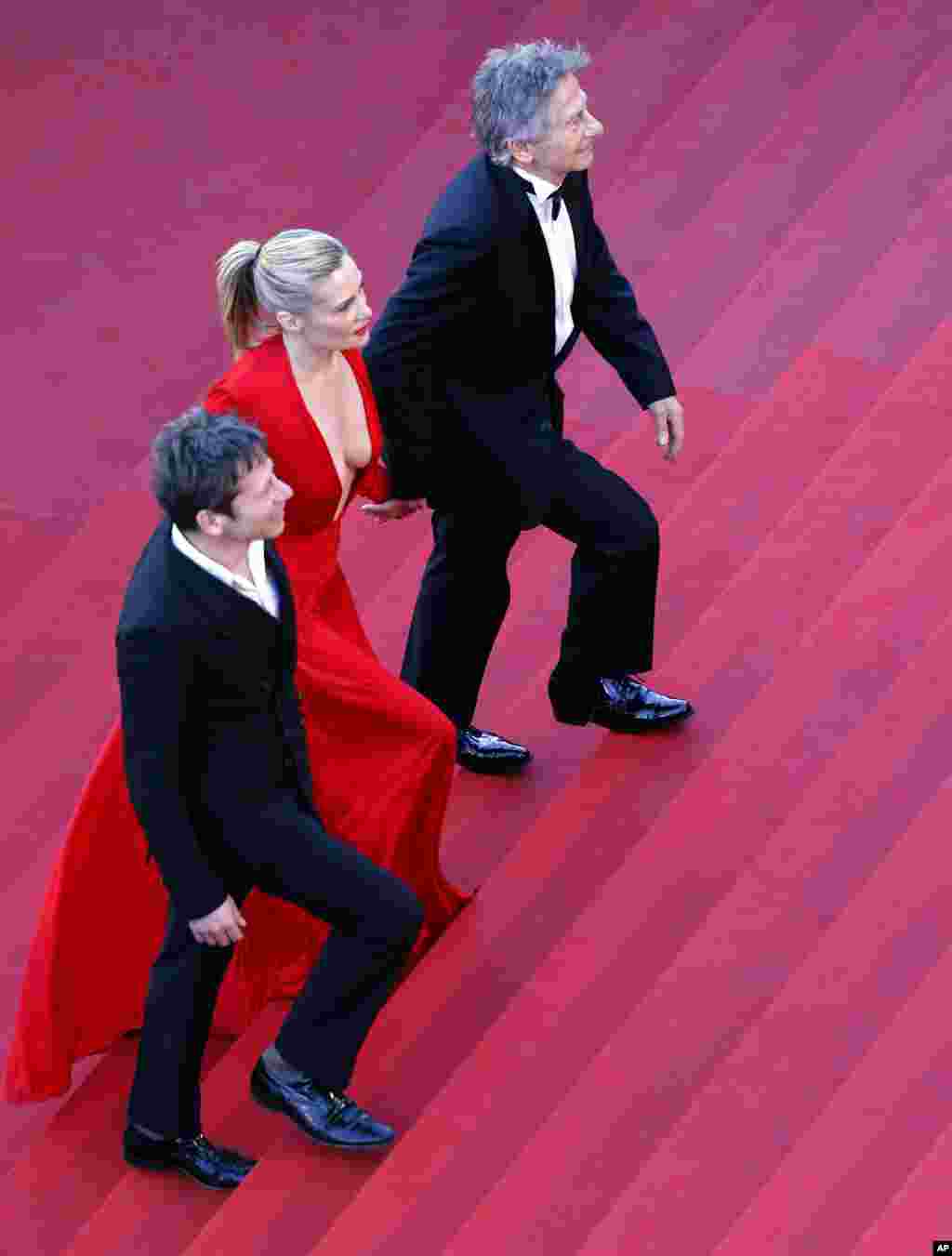 Dari kiri ke kanan, aktor Mathieu Amalric, aktris Emmanuelle Seigner dan sutradara Roman Polanski, tiba di tempat pemutaran film 'Venus in Fur' yang berkompetisi dalam Festival Film Cannes ke-66. (AP/Jean-Paul Pelissier) 