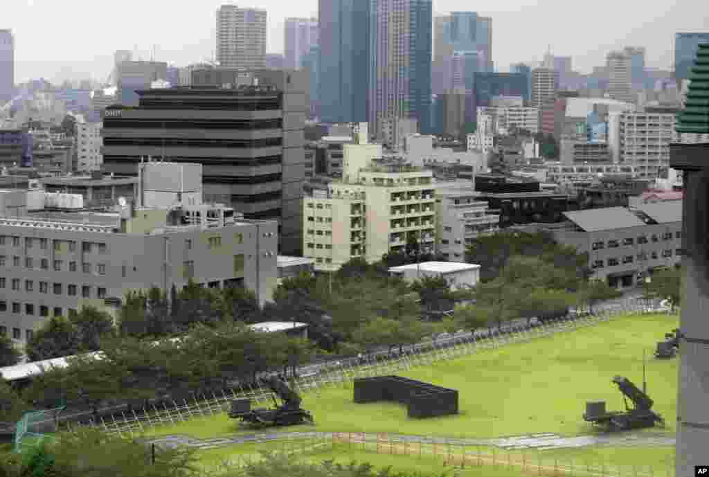 在东京的日本防卫省（国防部）大院里，部署了PAC-3爱国者导弹系统（2017年8月10日）。 