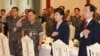 박근혜 한국 대통령이 23일 청와대에서 열린 전군 주요지휘관 격려 오찬에서 한민구 국방부 장관 등 주요지휘관과 함께 국기에 대한 경례를 하고 있다.