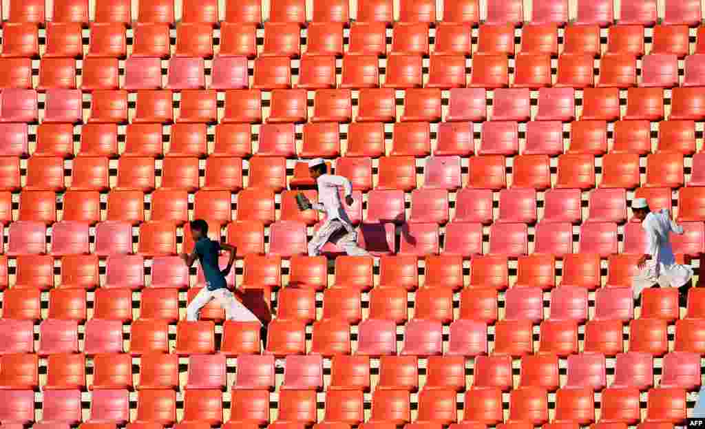 Anak-anak Bangladesh penggemar kriket berlari di stadion menjelang pertandingan Bangladesh lawan Inggris di stadion kota Chittagong.
