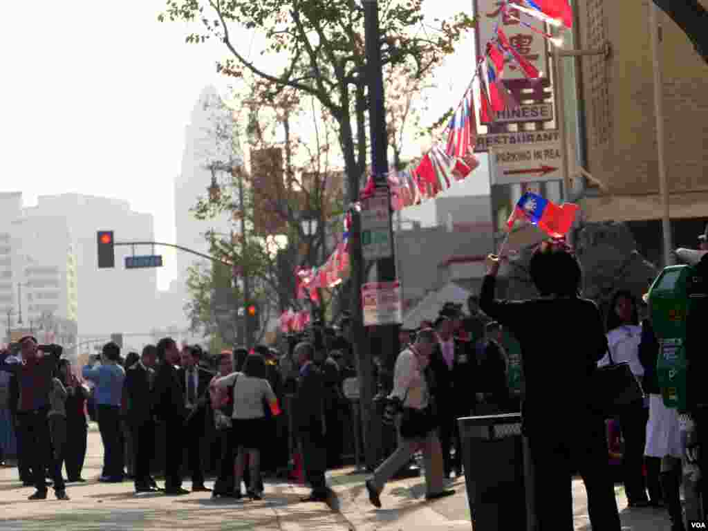 上百侨民到场等待马英九(美国之音国符拍摄)