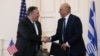 El Secretario de Estado de Estados Unidos, Mike Pompeo, y el Ministro de Relaciones Exteriores griego, Nikos Dendias, se dan la mano después de firmar un Acuerdo de Cooperación de Defensa Mutua en el Ministerio de Relaciones Exteriores en Atenas, Grecia.