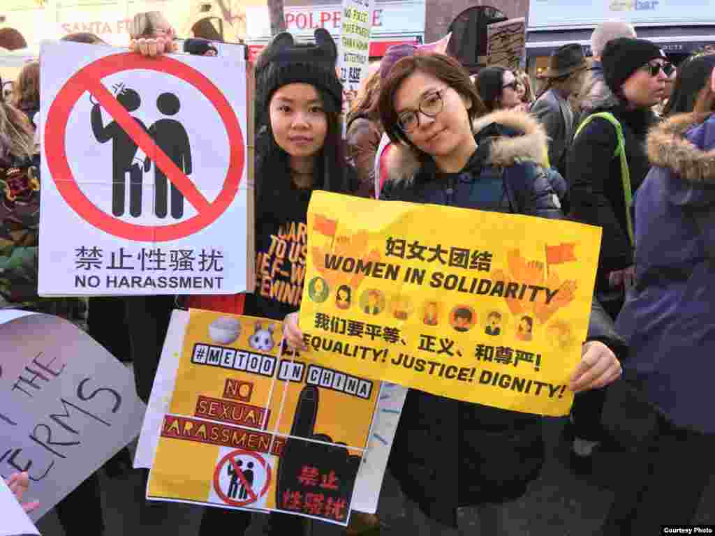 在纽约参加女性大游行关注中国女权议题的人士手持“#米兔在中国#”以及“我们要平等、正义、和尊严”的标语牌(小门提供)。来自广州到美国读法律研究生毕业的小门告诉美国之音,这是对于中国高校8000多人次的联名信之后反性骚扰的“#Metoo在中国”标签被删除所做的反应。她希望聚焦在中国反性骚扰问题上,并且以参与游行的照片支持国内的相关事件。