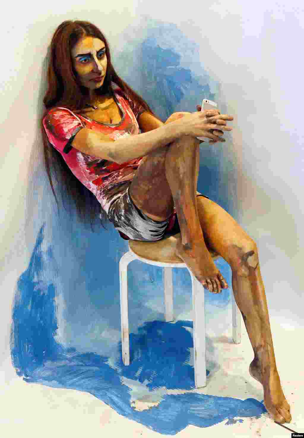 Model Inna Magomedova memeragakan "Lukisan Hidup" karya seniman Rusia Maria Gasanova dalam pameran seni di Krasnoyarsk, Siberia, Rusia.