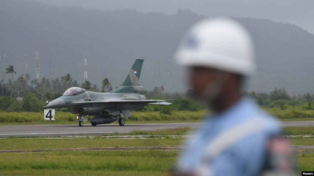 一架印尼F-16 C戰機抵達納土納島上的一個空軍基地（ 2020年1月7日）