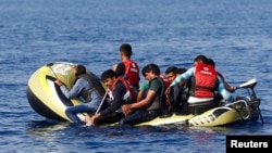 Refugiados sírios fogem pelo Mar Mediterrâneo