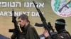 Pripadnici Hamasa vode Ora Levija u Gazi prilikom oslobađanja 8. februara 2025. (Foto: AP/Abdel Kareem Hana)