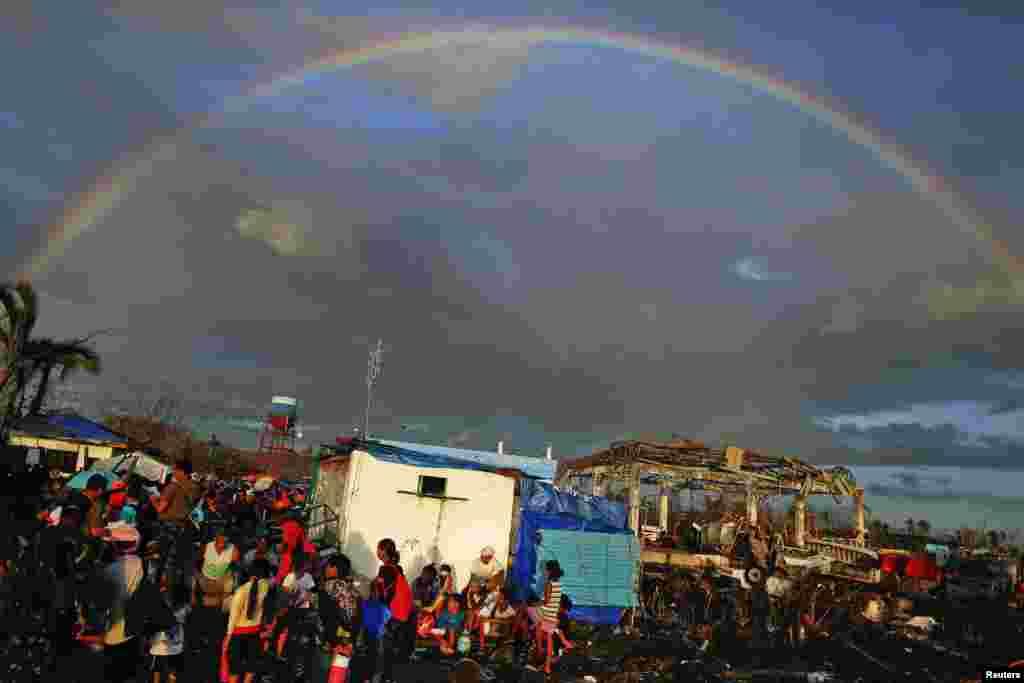 Pelangi muncul di atas langit bandara Tacloban di mana korban topan Haiyan tampak putus asa mengejar pesawat untuk meninggalkan wilayah itu. Korban tewas akibat topan Haiyan di wilayah pesisir Tacloban, Filipina, telah mencapai 4.000 jiwa, seperti dalam informasi yang dipasang pada papan pengumuman di balai kota Tacloban pada hari Jumat, jumlah yang mendekati dua kali jumlah korban secara nasional menurut perhitungan pemerintah di Manila.