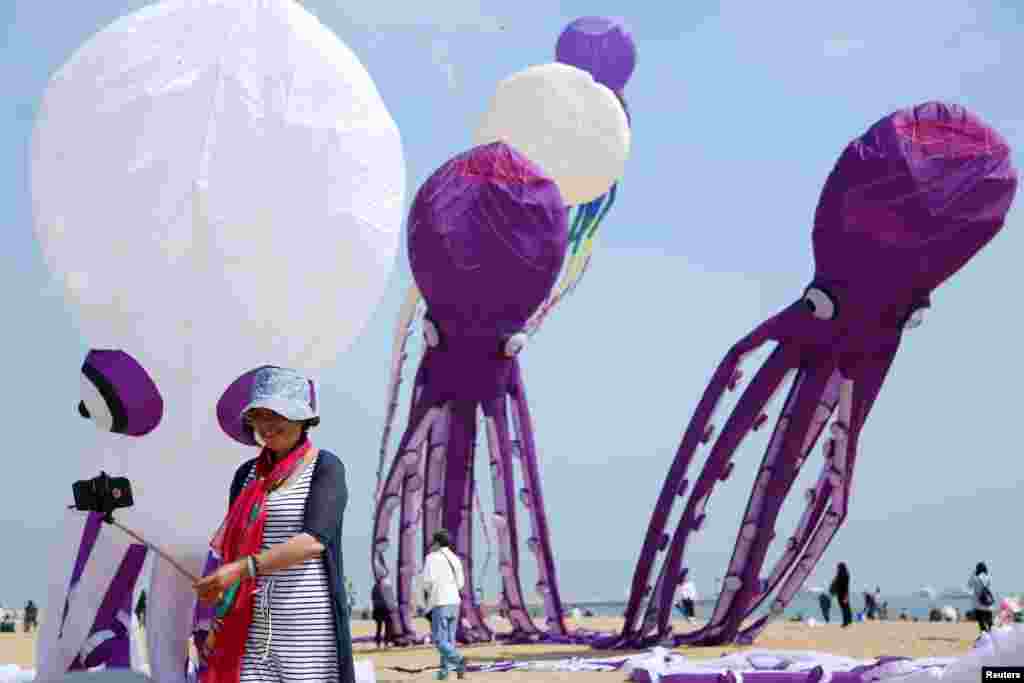 4月15日，在山东廊坊风筝节，有人自拍