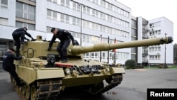 Ujerumani yatoa shehena ya kwanza ya vifaru aina ya Leopard kwa Slovakia, Disemba 19, 2022. Picha ya Reuters