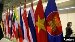 Bendera negara-negara anggota ASEAN di Suntec Convention Centre, Singapore, 11 November 2018. (Foto: dok).