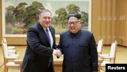 美国国务卿蓬佩奥和朝鲜领导人金正恩握手（2018年5月9日）