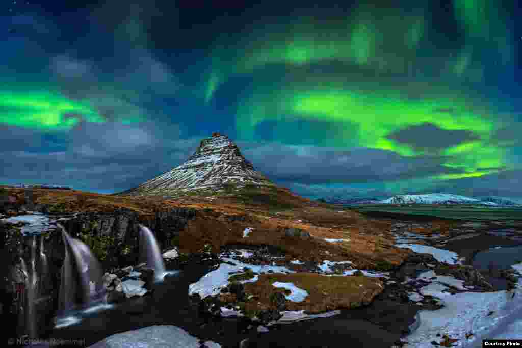 "Kirkjufell Nights" (Malam Kirkjufell) oleh Nicholas Roemmelt (www.nicholas-roemmelt-photography.com). (Courtesy: twanight.org/contest)