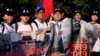 美国东部时间2019年6月1日晚，百余人出席了全美学自联在中国驻美国大使馆门前举行了“六四”30周年纪念烛光晚会，图为中国民主党的部分成员 （美国之音萧雨拍摄）
